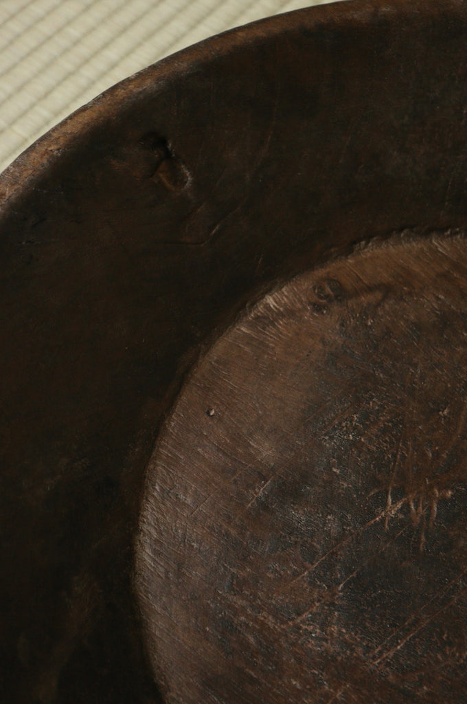 Handgedrehte Schale aus dunklem Holz